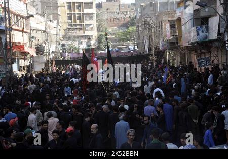 Hyderabad, Pakistan, 05 octobre 2022. Les mouneurs chiites participent à la procession de Chup- Tazia à l'occasion de 8th Rabi-ul-Awwal chaque année pour commémorer la mort de Hazrat Imam Hasan al-Askari (A.S), à Hyderabad, mercredi, 05 octobre 2022. Banque D'Images