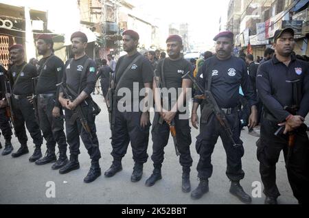 Hyderabad, Pakistan, 05 octobre 2022. Les responsables de la sécurité sont en état d'alerte pour éviter tout incident invers lors de la procession chiite de Chup-Tazia à l'occasion de 8th Rabi-ul- Awwal chaque année pour commémorer la mort de Hazrat Imam Hasan al-Askari (A.S), à Hyderabad, mercredi, 05 octobre 2022. Banque D'Images