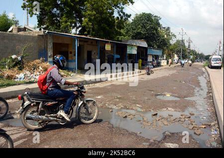 Hyderabad, Pakistan, 05 octobre 2022. Route inondée par le débordement de l'eau d'égout, créant des problèmes pour les résidents et les navetteurs, montrant la négligence des autorités concernées, situé sur Korangi No.05 à Karachi mercredi, 05 octobre 2022. Banque D'Images