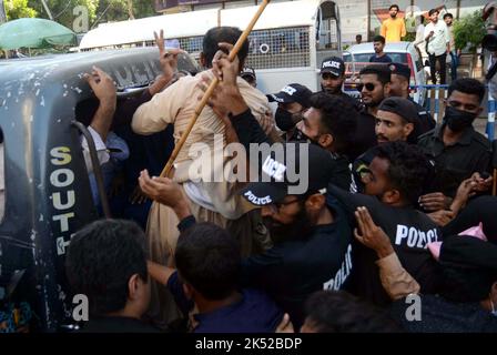 Hyderabad, Pakistan, 05 octobre 2022. Le personnel de la police rétablit l'accusation de bâton et arrête les manifestants lors de la manifestation de protestation de IBA, JEST et PST ont passé des candidats pour des lettres de rendez-vous, au club de presse de Karachi mercredi, 05 octobre 2022. Banque D'Images