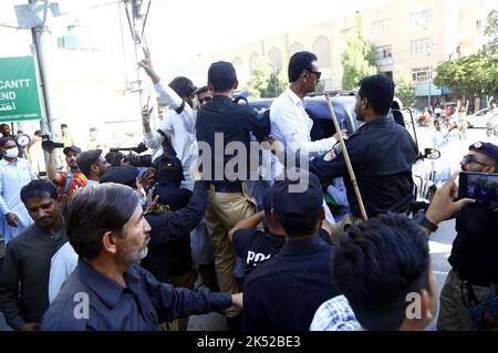 Hyderabad, Pakistan, 05 octobre 2022. Le personnel de la police rétablit l'accusation de bâton et arrête les manifestants lors de la manifestation de protestation de IBA, JEST et PST ont passé des candidats pour des lettres de rendez-vous, au club de presse de Karachi mercredi, 05 octobre 2022. Banque D'Images