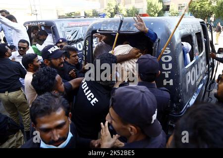 Hyderabad, Pakistan, 05 octobre 2022. Le personnel de la police rétablit l'accusation de bâton et arrête les manifestants lors de la manifestation de protestation de IBA, JEST et PST ont passé des candidats pour des lettres de rendez-vous, au club de presse de Karachi mercredi, 05 octobre 2022. Banque D'Images