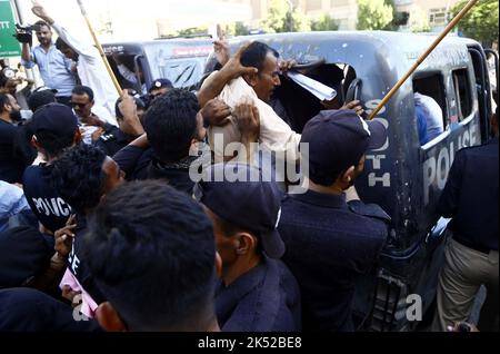 Hyderabad, Pakistan, 05 octobre 2022. Le personnel de la police rétablit l'accusation de bâton et arrête les manifestants lors de la manifestation de protestation de IBA, JEST et PST ont passé des candidats pour des lettres de rendez-vous, au club de presse de Karachi mercredi, 05 octobre 2022. Banque D'Images