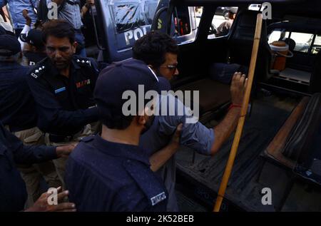 Hyderabad, Pakistan, 05 octobre 2022. Le personnel de la police rétablit l'accusation de bâton et arrête les manifestants lors de la manifestation de protestation de IBA, JEST et PST ont passé des candidats pour des lettres de rendez-vous, au club de presse de Karachi mercredi, 05 octobre 2022. Banque D'Images