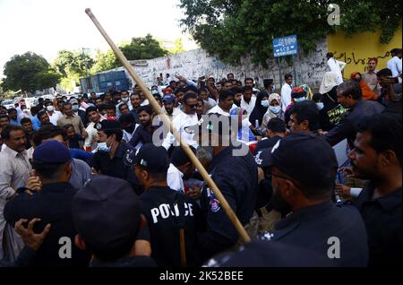 Hyderabad, Pakistan, 05 octobre 2022. Le personnel de la police rétablit l'accusation de bâton et arrête les manifestants lors de la manifestation de protestation de IBA, JEST et PST ont passé des candidats pour des lettres de rendez-vous, au club de presse de Karachi mercredi, 05 octobre 2022. Banque D'Images