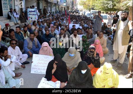 Hyderabad, Pakistan, 05 octobre 2022. Des membres de la Metropolitan Corporation Tanzeemi Ittehad protestent mercredi contre le non-paiement de leurs salaires au club de presse de Quetta, à 05 octobre 2022. Banque D'Images