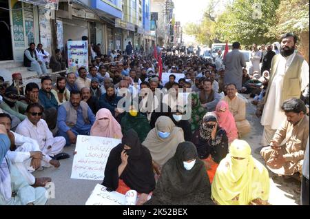 Hyderabad, Pakistan, 05 octobre 2022. Des membres de la Metropolitan Corporation Tanzeemi Ittehad protestent mercredi contre le non-paiement de leurs salaires au club de presse de Quetta, à 05 octobre 2022. Banque D'Images