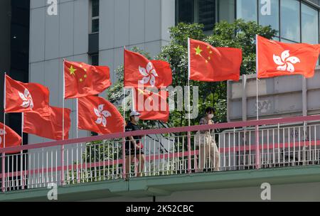 Hong Kong, Chine. 05th octobre 2022. HONG KONG, HONG KONG SAR, CHINE : OCTOBRE 5TH 2022. Les employés de bureau de WAN Chai Hong Kong négocient des allées et des escaliers excessivement décorés avec Hong Kong et les drapeaux chinois laissés à la fête nationale de la République populaire de Chine du 1st octobre. 2022 est le 73rd anniversaire de la Journée nationale. Un citoyen monégasque a été arrêté pour avoir enlevé et jeté quelque 40 drapeaux dans la zone de North point de la ville. Alamy Live News/Jayne Russell Credit: Jayne Russell/Alamy Live News Banque D'Images