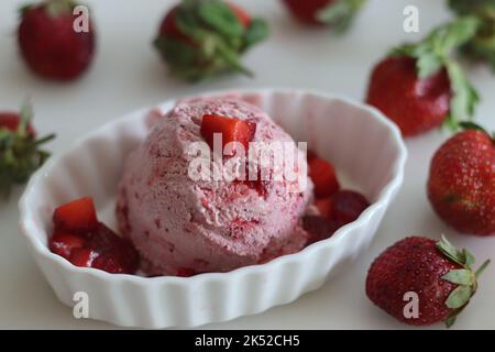 Des boules de glace aux fraises maison. Crème glacée à trois ingrédients, composée de fraises, de crème fouettée et de lait condensé. Fait sans glace Banque D'Images