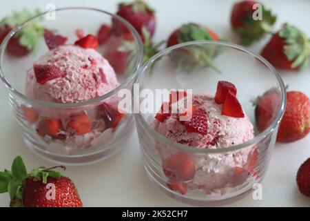 Des boules de glace aux fraises maison. Crème glacée à trois ingrédients, composée de fraises, de crème fouettée et de lait condensé. Fait sans glace Banque D'Images