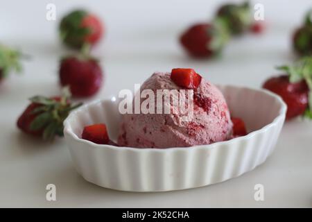 Des boules de glace aux fraises maison. Crème glacée à trois ingrédients, composée de fraises, de crème fouettée et de lait condensé. Fait sans glace Banque D'Images