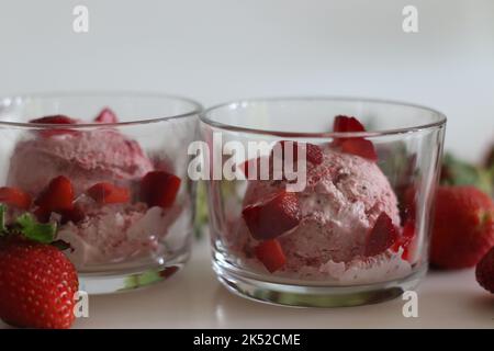 Des boules de glace aux fraises maison. Crème glacée à trois ingrédients, composée de fraises, de crème fouettée et de lait condensé. Fait sans glace Banque D'Images