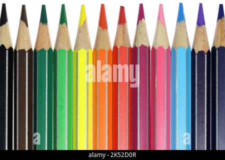 crayons de couleur isolés sur fond blanc Banque D'Images