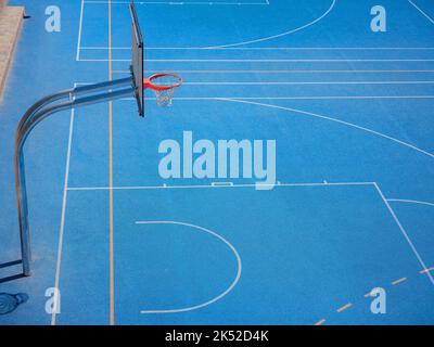 Détail de la ville urbaine de basket-ball dans le parc extérieur de Bâle Suisse. Design minimaliste. Revêtement bleu en caoutchouc pour une utilisation pratique du basket-ball Banque D'Images