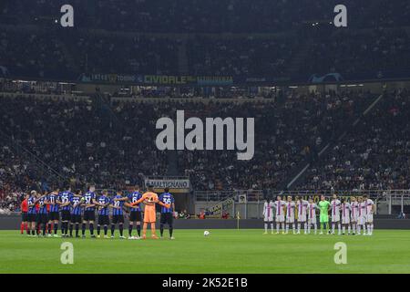 Milan, Italie, 4th octobre 2022. Les joueurs et les officiels observent une minute de silence à la mémoire des victimes de la tragédie du stade de Kanjuhan lors du match entre le FC AREMA et Persebaya Surabaya à Malang, Java-est, Indonésie, avant le lancement du match C de l'UEFA Champions League à Giuseppe Meazza, Milan. Le crédit photo devrait se lire: Jonathan Moscrop / Sportimage Banque D'Images