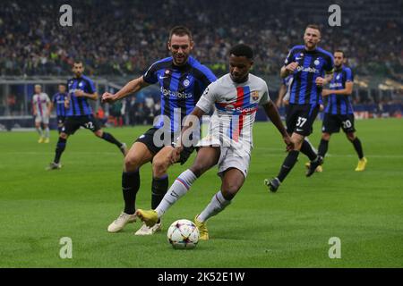 Milan, Italie, 4th octobre 2022. Ansu Fati du FC Barcelone remballe le ballon de Stefan de Vrij du FC Internazionale lors du match du groupe C de la Ligue des champions de l'UEFA à Giuseppe Meazza, à Milan. Le crédit photo devrait se lire: Jonathan Moscrop / Sportimage Banque D'Images