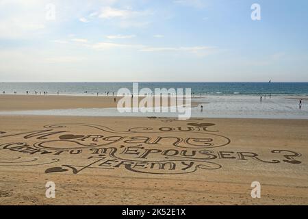 Une belle proposition de mariage dans le sable. Banque D'Images