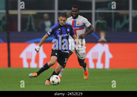 Milan, Italie, 4th octobre 2022. Kristjan Asllani du FC Internazionale et Franck Kessie du FC Barcelone lors du match du groupe C de la Ligue des champions de l'UEFA à Giuseppe Meazza, à Milan. Le crédit photo devrait se lire: Jonathan Moscrop / Sportimage Banque D'Images