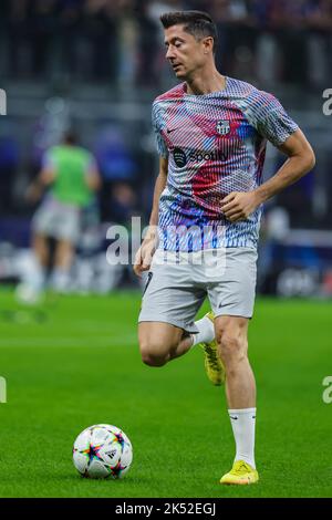 Milan, Italie. 04th octobre 2022. Robert Lewandowski du FC Barcelone se réchauffe lors de l'étape du groupe de la Ligue des champions de l'UEFA 2022/23 - match de football du groupe C entre le FC Internazionale et le FC Barcelone au stade Giuseppe Meazza, Milan, Italie sur 04 octobre 2022 Credit: Independent photo Agency/Alay Live News Banque D'Images