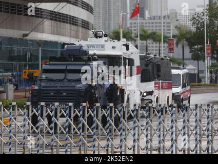 Le véhicule blindé de police HHabertodHHand, un camion-canon à eau, est stationné à l'extérieur du Centre des expositions et des congrès de Hong Kong (HKCEC), un jour avant le 73rd anniversaire de la fondation de la République populaire de Chine à WAN Chai. 30SEP22 SCMP/Yik Yeung-man Banque D'Images