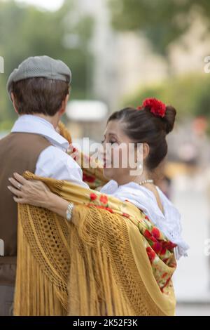 Les danseurs de Castizo de Madrid dansent le chutis typique pendant la fête de la semaine européenne de la mobilité Banque D'Images