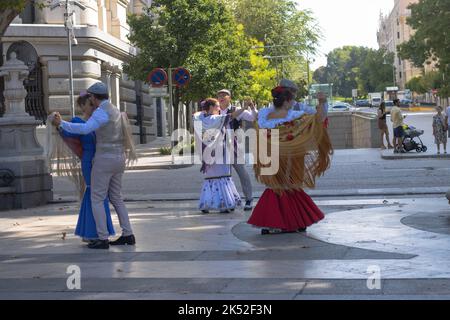 Les danseurs de Castizo de Madrid dansent le chutis typique pendant la fête de la semaine européenne de la mobilité Banque D'Images