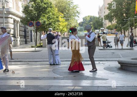 Les danseurs de Castizo de Madrid dansent le chutis typique pendant la fête de la semaine européenne de la mobilité Banque D'Images