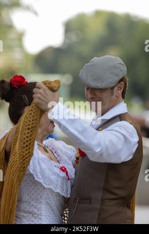 Les danseurs de Castizo de Madrid dansent le chutis typique pendant la fête de la semaine européenne de la mobilité Banque D'Images