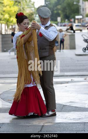 Les danseurs de Castizo de Madrid dansent le chutis typique pendant la fête de la semaine européenne de la mobilité Banque D'Images