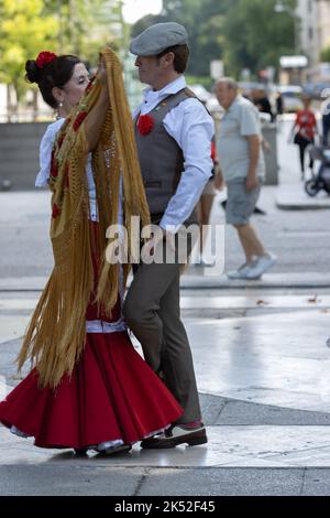 Les danseurs de Castizo de Madrid dansent le chutis typique pendant la fête de la semaine européenne de la mobilité Banque D'Images