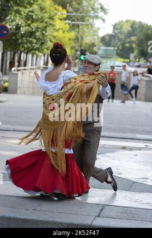 Les danseurs de Castizo de Madrid dansent le chutis typique pendant la fête de la semaine européenne de la mobilité Banque D'Images