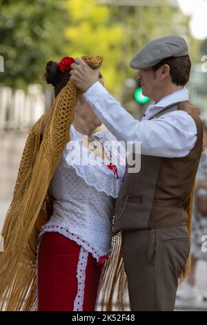 Les danseurs de Castizo de Madrid dansent le chutis typique pendant la fête de la semaine européenne de la mobilité Banque D'Images