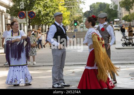 Les danseurs de Castizo de Madrid dansent le chutis typique pendant la fête de la semaine européenne de la mobilité Banque D'Images