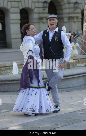 Les danseurs de Castizo de Madrid dansent le chutis typique pendant la fête de la semaine européenne de la mobilité Banque D'Images