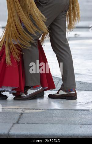 Les danseurs de Castizo de Madrid dansent le chutis typique pendant la fête de la semaine européenne de la mobilité Banque D'Images