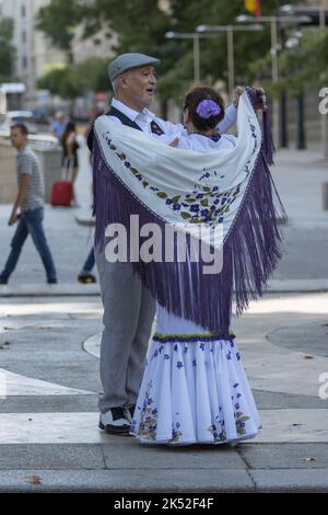 Les danseurs de Castizo de Madrid dansent le chutis typique pendant la fête de la semaine européenne de la mobilité Banque D'Images