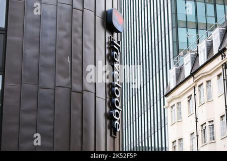 Londres, Royaume-Uni. 05th octobre 2022. Vue extérieure du Travelodge dans le centre de Londres, Royaume-Uni. (Photo de Dinendra Haria/SOPA Images/Sipa USA) crédit: SIPA USA/Alay Live News Banque D'Images