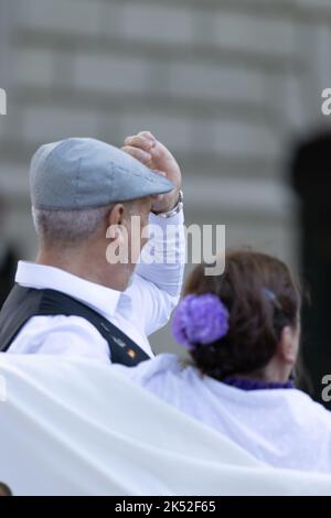 Les danseurs de Castizo de Madrid dansent le chutis typique pendant la fête de la semaine européenne de la mobilité Banque D'Images