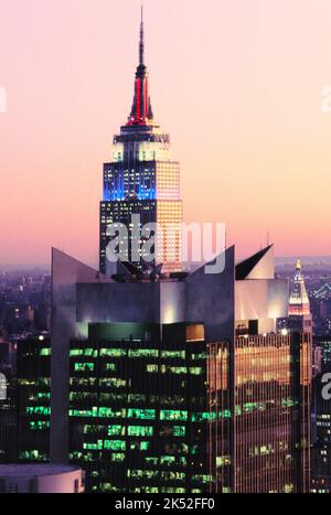 Empire State Building, gratte-ciel de New York à Midtown Manhattan. Immeuble de bureaux avec feux rouges blancs et bleus allumés au crépuscule. ÉTATS-UNIS. Architecture art déco. Banque D'Images