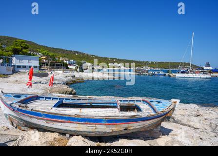 Bateaux dans le port d'Agia Marina, Aegina, Iles Saroniques, Grèce Banque D'Images