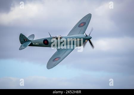 Supermarine Spitfire PL983 « Thank U NHS » lors du spectacle aérien du jour de la course qui s'est tenu à Shuttleworth le 2nd octobre 2022 Banque D'Images