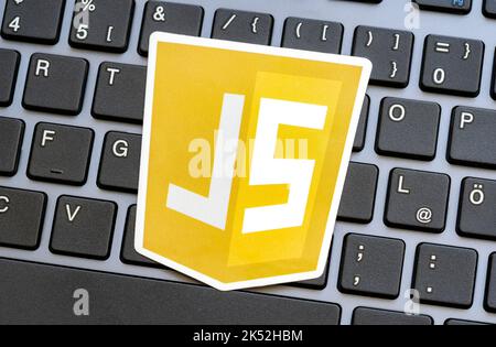 JS, JavaScript langage de programmation logo reposant sur un clavier d'ordinateur moderne, personne. Développement Web, scripts de navigateur, sécurité des scripts de page Web c Banque D'Images