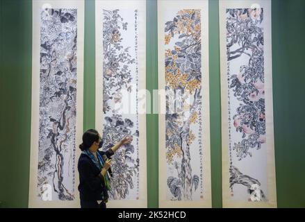 Qi BaishiHH HHinvers et FruitsHH estimation de HK$ 18 000 000 - 30 000 000 , est exposé lors de Sotheby's Hong Kong 2022 Autumn Sales Preview Media Tour.03OCT22 SCMP / Sam Tsang Banque D'Images
