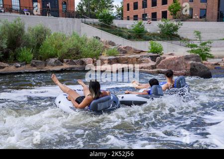 Les amis se sont amusés à flotter le long de la rivière South Platte à Denver sur des bateaux gonflables dans le Colorado aux États-Unis Banque D'Images