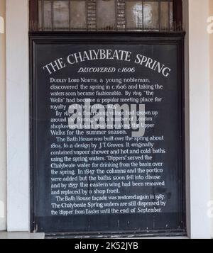 Plaque pour le Chalybeate Spring dans la région de Pantiles de Royal Tunbridge Wells, Kent, Royaume-Uni. Banque D'Images