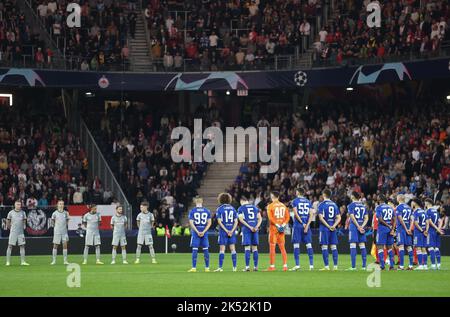 SALZBOURG, AUTRICHE - OCTOBRE 05 : joueurs, personnel, Les officiels et les fans prennent part à un moment de silence à la mémoire des victimes des événements tragiques du stade Kanjuruhan en Indonésie, avant le match du groupe E de la Ligue des champions de l'UEFA entre le FC Salzburg et Dinamo Zagreb à la football Arena Salzburg, sur 5 octobre 2022, à Salzbourg, en Autriche. Photo: Luka Stanzl/Pixsell Banque D'Images