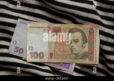 L'argent ukrainien cent cinquante hryvnia se trouvent sur un fond noir et blanc rayé, l'argent ukrainien, la finance Banque D'Images