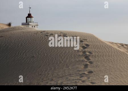 Une vue panoramique du phare de Rubjerg Knude derrière une dune du désert à Rubjerg, Danemark Banque D'Images