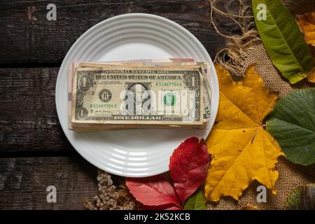 L'argent en dénomination de 500 hryvnia se trouve sur une table en bois dans les feuilles d'automne d'un arbre, l'argent sur la table dans une assiette, hryvnia ukrainien, finance Banque D'Images