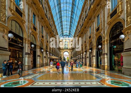 Personnes marchant dans la galerie Vittorio Emanuele II à Milan, Italie. Banque D'Images